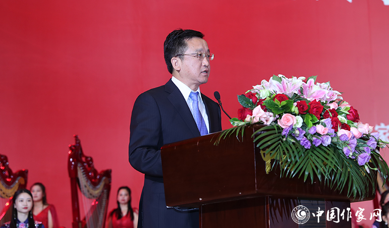 阎晶明宣读授奖辞