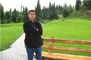 翻译奖：国家通用语言文字←→维吾尔文作者：艾布（东乡族）         获奖感言我是一名东乡族文学翻译、诗人。从小我就学习维吾尔语，并用维吾尔文进行文学创作。我从九十年代开始进行文学翻译工作，主要是把国家通用语言文字的文学作品翻译成维吾尔文。在我三十多年的文学翻译过程中，翻译了几百万字的小说诗歌作品，对文学翻译事业有了较深的理解和感悟……