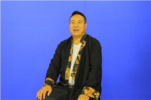 翻译奖：国家通用语言文字←→藏文作者：赵有年（藏族）         获奖感言2014年底，我去北京参加鲁迅文学院少数民族文学班参加培训的时候，在一次交流课上和《人民文学》等杂志社的主编们交流时，我提出了藏族作家中民译汉的翻译能力过于薄弱而作品没有展示给其他兄弟民族阅读，从而杂志社主编们谈起了翻译的力量，甚至说莫言获诺贝尔文学奖……