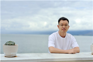 散文奖：《与父亲书》作者： 向迅（土家族）         获奖感言顾名思义，《与父亲书》是一本写给父亲的书，也是一本献给天下所有父辈的书。由于受到传统的中国式父子关系的影响，我们和父亲在生活中总是沉默以对，即便是在他即将离开我们的时候，我们都极力克制着彼此的情感，以至于他一生的故事成为谜团。正因为如此，在创作这本书的过程中……