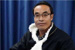 散文奖：《兄弟记》 作者： 王小忠（藏族）         获奖感言《兄弟记》写的是青藏高原边缘地带农牧交汇地的甘南故事，它没有什么重大事件和尖锐的冲突，都是日常生活与世相百态。从根本上看，就是对甘南农牧区交汇地的生活方式、生产劳动及思想观念变化的客观叙述，是乡村伦理变迁的咏叹。我期盼着一种崇高的伦理道德能够永恒地存在于世……