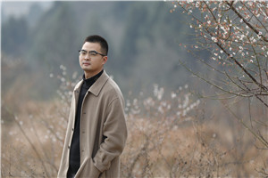 散文奖：《绿皮火车》 作者： 羌人六（羌族）         获奖感言因为写作，我从故事中的寻金者身上，也能深切体会那种历经辗转终于醍醐灌顶柳暗花明的心路历程。2004年高中时期开始文学创作，大学毕业后回到家乡生活工作，我才终于找到自己写作的“源头活水”，于是有了关于家乡龙门山断裂带的书写，于是有了散文集《绿皮火车》。川西北龙门山断裂带，乡亲父老的名字与脸孔……