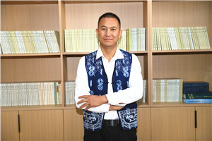 散文奖：《洱海笔记》 作者： 北雁（白族）         获奖感言我庆幸自己出生在洱海之源。从我们村子后方山脉上发源的大小溪流河沟，以及离我们村子不远的茈碧湖、草海、绿荫塘、鹅墩塘，还有从我们坝子里流过的弥茨河、凤羽河、弥苴河、海尾河、永安江、罗时江，甚至包括从天空降落的雨水和罗坪山顶融化的雪水，它们的流向都是群山之外波澜壮阔的洱海……