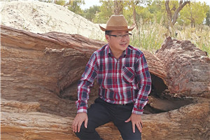 诗歌奖：《盘江魂》 作者：牧之（布依族）         获奖感言对我来说，诗歌就像远方的一束亮光，照亮着生活在低处的我，它就是我迷茫中的精神指引，让我卑微的头颅高起，让我的生命充满阳光雨露，让我在诗歌中寻回对生活的自信和刚强，让我以五彩缤纷的方式穿越生活的贫乏和苍白、灰暗与平庸，在孤独与豪迈中获得尘世间的美丽和从容，梦想和希望……