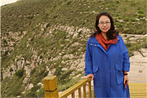 报告文学奖：《让世界看见》  作者：牛海坤（蒙古族）         获奖感言在创作的过程中，我不停地走近不同的人群，与农牧民、残疾人、非遗传承人、驻村干部等等深入交谈，认真倾听他们内心深处的渴望。我要感谢这些勇敢昂扬的人们，是他们用自己的行动诠释了时代，也诠释了生命的力量和价值。