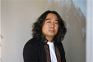 中短篇小说奖：《十寻》  作者：包倬（彝族）         获奖感言在过去的四十三年，我有二十一年在写作。文章千古事，得失寸心知。写作是一个人以心去度量世道人心，是一个人的踽踽独行。而获奖，则是在漫长旅途中的温暖拥抱，它告诉我，文学无垠，吾道不孤。感谢文学。