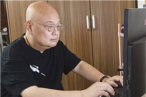 中短篇小说奖：《上岭恋人》  作者：凡一平（壮族）         获奖感言上岭，是我近些年文学创作的地理标识，也是现实生活的真实存在。从桂北都安瑶族自治县县城往东十三公里，再沿红水河顺流而下四十公里，在二级公路的对岸，有被青山和竹林环抱的村庄，就是上岭。它是我生命中最亲切的土地，或摇篮。上岭有着不多的人口，却生生长流，他们渺小但却坚韧，又像鱼群一样抱团、欢乐。已经死去和还活着的，都是我的父老乡亲。