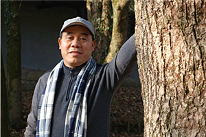 中短篇小说奖：《月光紧追不舍》 作者：少一（土家族）         获奖感言没有气势恢宏的大场景，没有故事情节的大起伏，也没有人物命运的大悲喜，正是这些基层警察的众生相和平凡英雄工作史充盈着我的内心，然后诉诸笔端，成就了我的文学梦。由此，我深深感悟到，波澜壮阔的时代潮流为现实主义文学创作提供了无限可能与创新，文学不能给历史留下空白，作家不能在现实生活中缺位。