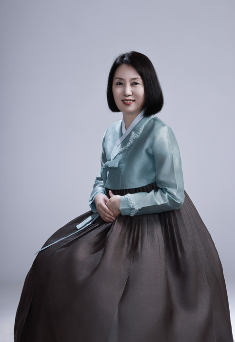 郑风淑，朝鲜族，1969年生。吉林省延边朝鲜族自治州人大常委会副秘书长。出版报告文学《金达莱映红山岗》，翻译出版长篇小说《南大川》、配图诗歌集《中国朝鲜族民俗图》等。曾获《民族文学》奖翻译奖。