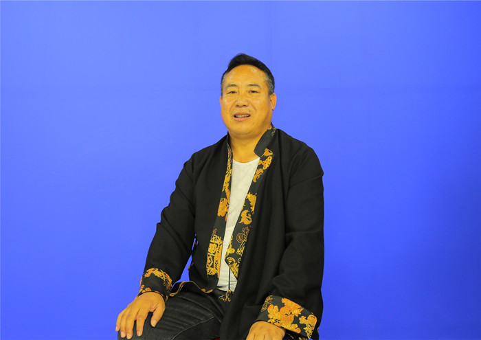 赵有年，藏族，1973年生。青海省海南州文联创研室主任。著有长篇小说《石头村里杏花开》，中短篇小说集《温暖的羊皮袄》《炊烟笼罩的牧场》，译作长篇小说《悲鸣的神山》、中短篇小说集《南色小说集》、藏族长篇史诗《格萨尔王》之《天竺佛法宗》等。