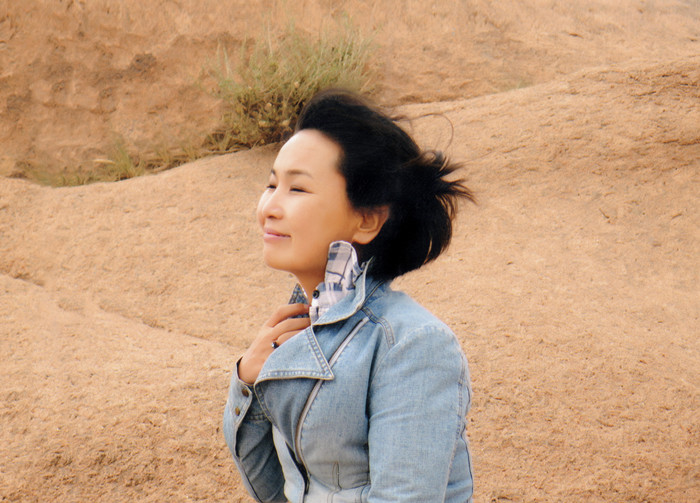 朵日娜,蒙古族,1971年生,内蒙古赤峰市克什克腾旗人。内蒙古赤峰市民族事务委员会副译审,内蒙古自治区翻译家协会副主席。出版译著《阿拉善风云》(又名《遥远的大漠》)《断裂》《饮马井》《我给记忆命名》等。曾获《民族文学》奖,内蒙古自治区索龙嘎文学奖等。