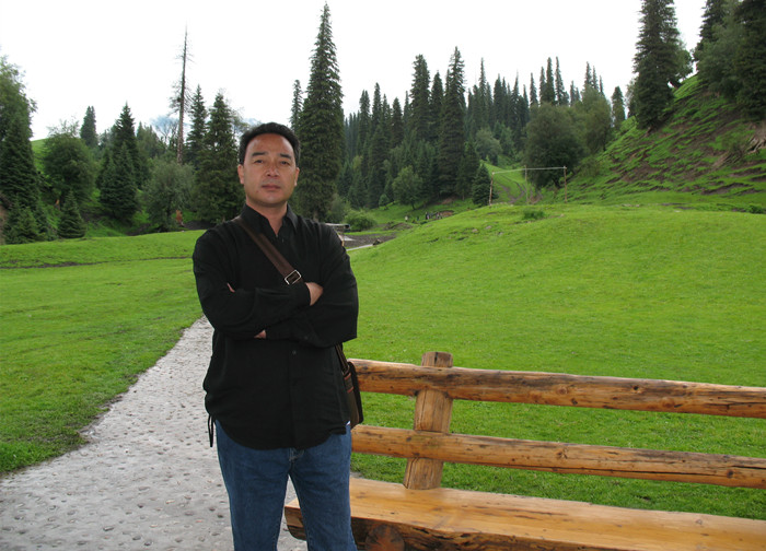 艾布,东乡族,1966年生,新疆察布查尔县人。新疆作家协会创联部主任、副秘书长。出版诗集《那是一个月夜》《马兰花》等,翻译出版长篇小说《额古纳河右岸》《木垒河》《驻村笔记》等。