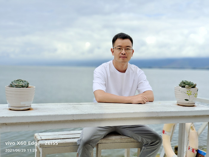 向迅,土家族,1984年生,湖北建始人。《雨花》杂志编辑。著有小说集《七月晚餐:南方幻想故事集》,散文集《声音博物馆》等。曾获丰子恺散文奖、孙犁散文奖、江苏紫金山文学奖等。