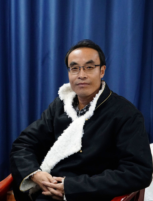 王小忠，藏族，1980年生，甘肃甘南人。甘南州文联《格桑花》杂志副主编。著有散文集《黄河源笔记》《洮河源笔记》，小说集《五只羊》，儿童小说《天边的月亮湖》等。曾获甘肃黄河文学奖，《朔方》文学奖等。