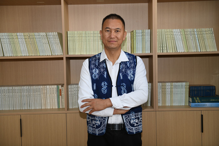 北雁，本名王灿鑫，白族，1982年生，云南洱源人。云南省大理州教育体育局高级教师。出版长篇小说《赶在太阳落山以前》等。曾获云南文学艺术奖。