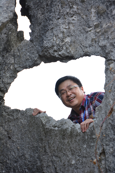 牧之,本名韦光榜,布依族,1963年生,贵州贞丰人。《万峰湖》杂志执行主编。著有《魂系高原》《纸上人间》等。曾获中国人口文化奖、贵州民族文学金贵奖等。