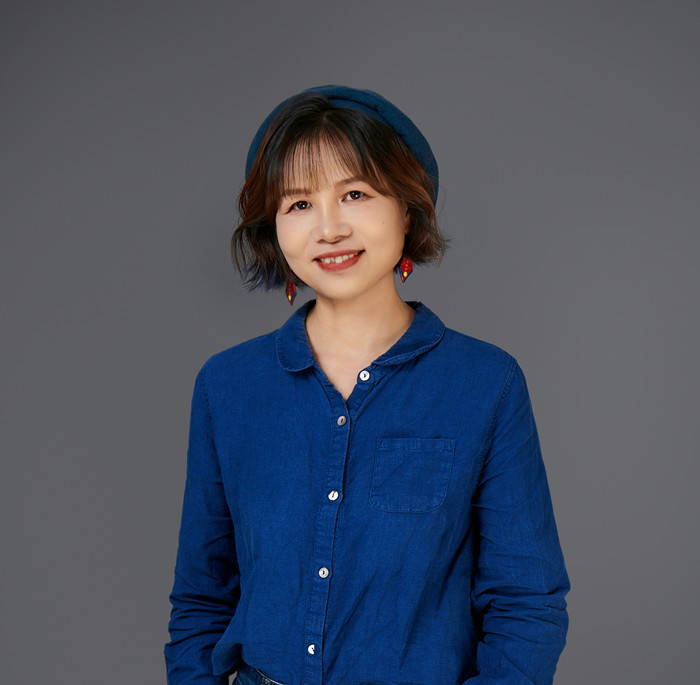 黄芳，壮族，1974年生，广西贵港人。出版诗集《风一直在吹》《仿佛疼痛》《听她说》等。