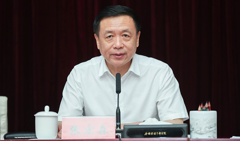 7月20日，评委会名誉主任张宏森在第一次全体会上讲话