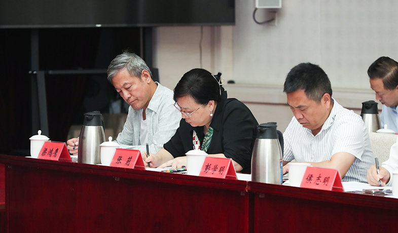 评委们填写选票