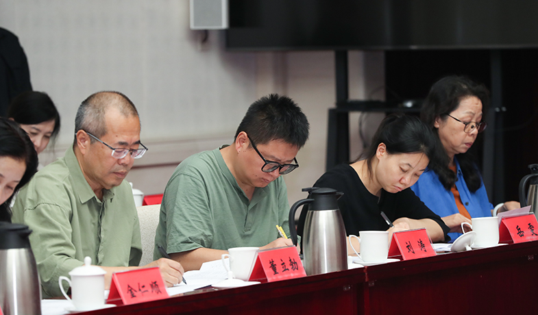 评委们填写选票