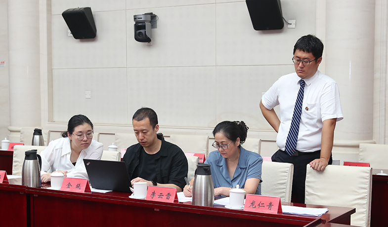 7月31日，工作人员在纪律监察组和公证员的监督下统计选票