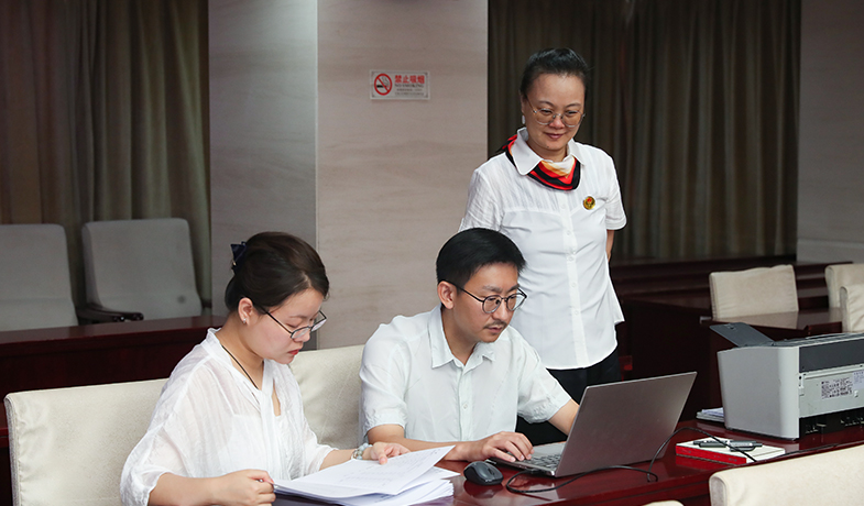 7月31日，工作人员在纪律监察组和公证员的监督下统计选票