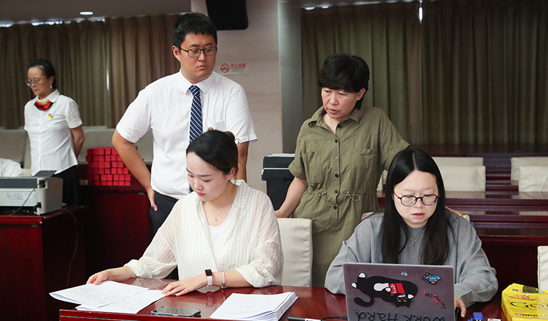 7月31日，工作人员在纪律监察组和公证员的监督下统计选票