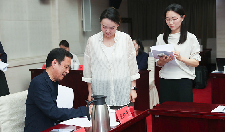 7月31日，评奖委员会主任李敬泽检查选票统计情况并签字