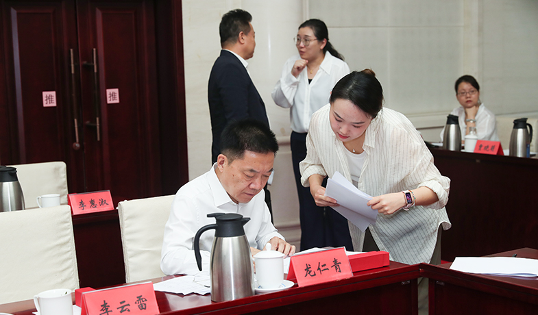 7月31日，纪律监察组组长胡邦胜检查选票统计情况并签字