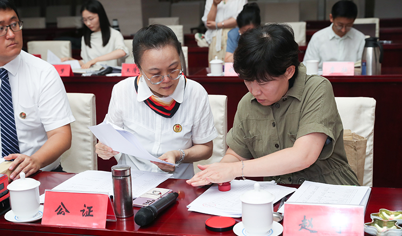 7月31日，纪律监察组和公证处人员在选票结果上盖章