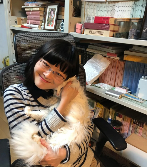 苏枕书，江苏南通人，热爱植物与自然。