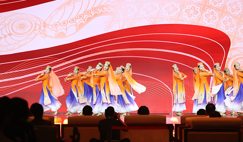 11月16日，在“2024中国文学盛典·骏马奖之夜”上的文艺表演：回族歌曲《唱开花儿等你来》