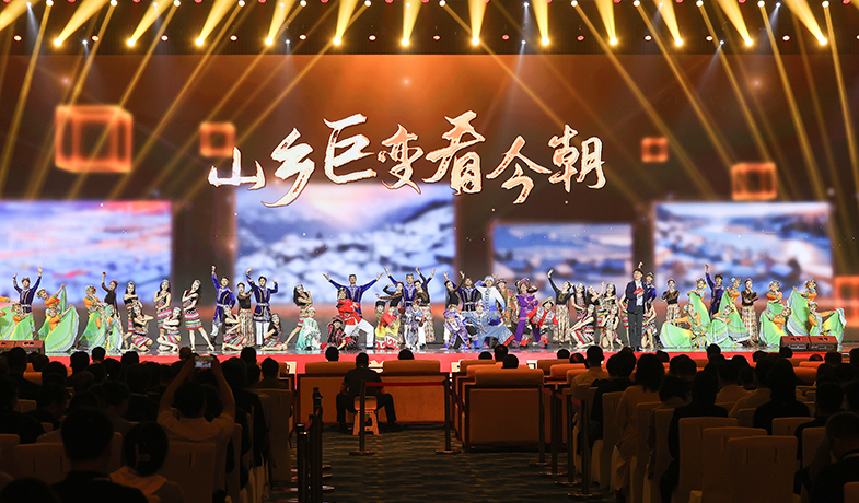 11月16日，在“2024中国文学盛典·骏马奖之夜”上的文艺表演：情景舞蹈《山乡巨变看今朝》