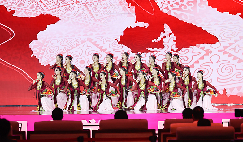11月16日，在“2024中国文学盛典·骏马奖之夜”上的文艺表演：新疆民歌《青春舞曲》。