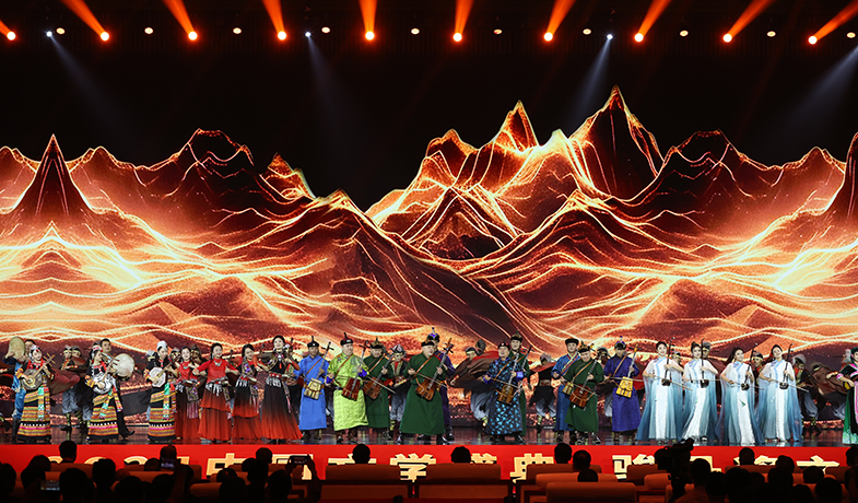 11月16日，在“2024中国文学盛典·骏马奖之夜”上的开场乐舞《万马奔腾》