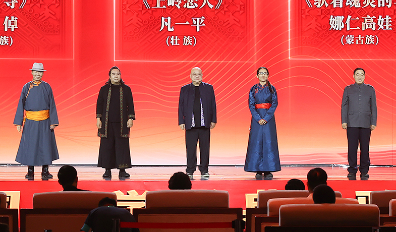 阿尤尔扎纳、包倬、凡一平、娜仁高娃、少一领取第十三届全国少数民族文学创作骏马奖中短篇小说奖