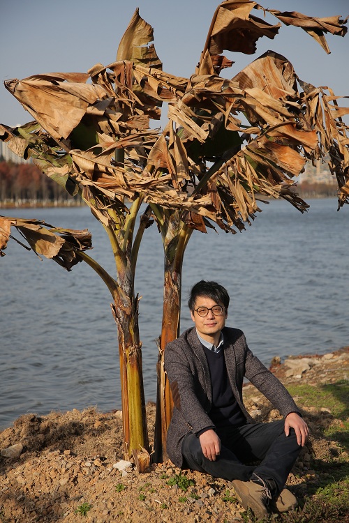 东君，70后写作者，现居浙江乐清。以小说创作为主，兼及诗与随笔。结集作品有《东瓯小史》《某年某月某先生》《徒然先生穿过北冰洋》《面孔》《无雨烧茶》等。另著有长篇小说《浮世三记》、评论集《隐秘的回响》等。