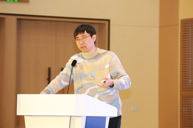 宝树作主旨发言