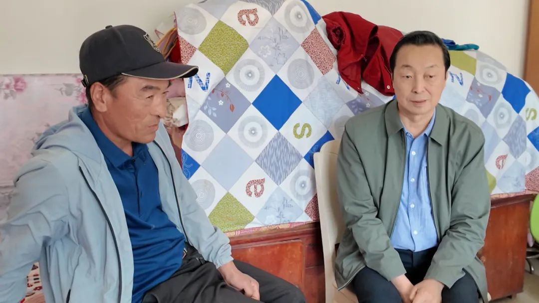 白烨在农民作家康鹏飞家中与他交谈