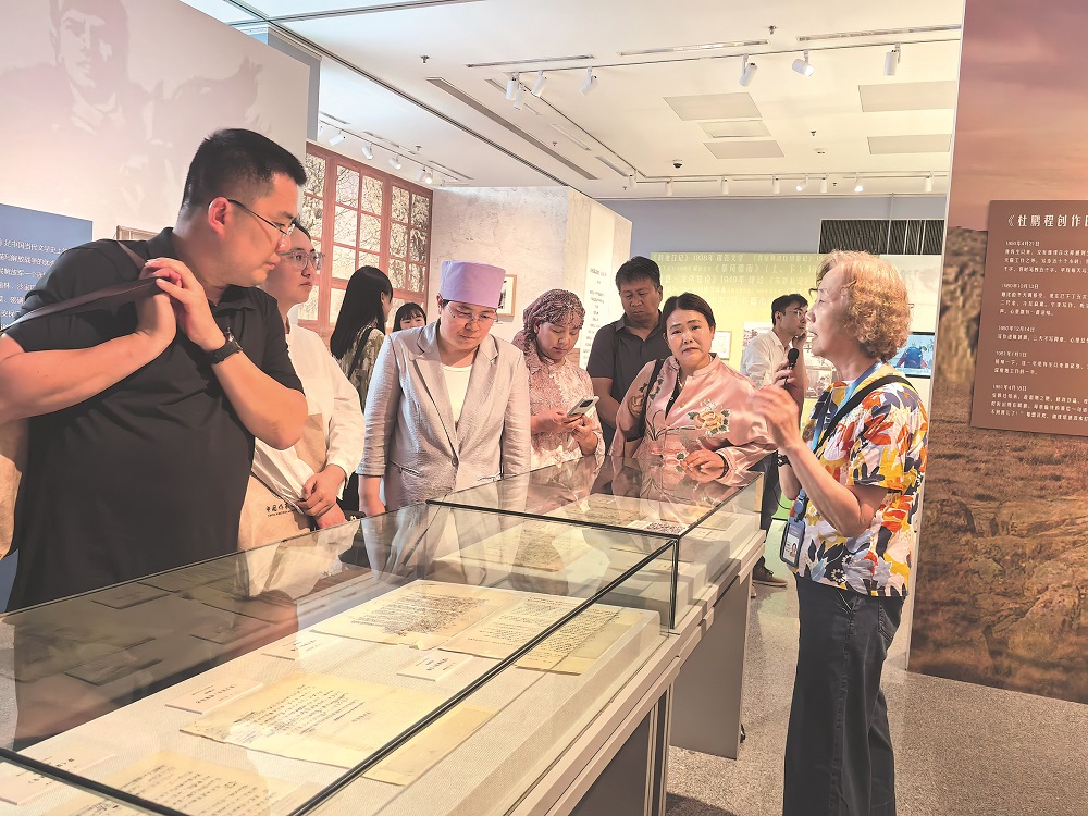 作家们在中国现代文学馆参观“三红一创 青山保林”红色经典展