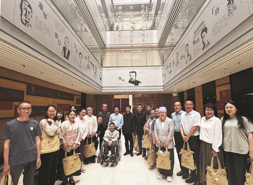 作家们参观鲁迅文学院