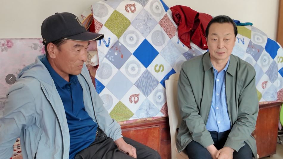 白烨与康鹏飞（左）交流