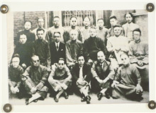 大经中学往事　　在这文化蒙尘的至暗时刻，严独鹤、周瘦鹃、陆澹安、朱大可等一众文人合力办了一所“大经中学”……[详细]