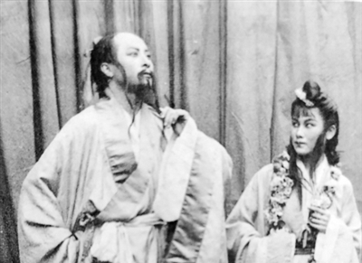 抗战戏剧，红幕赤声拨时弦　　当正常的舞台演出被战争打断，戏剧从某种程度上就已经超越内容本身，成为民族解放战争的一部分。[详细]