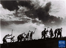 抗战摄影师吴印咸：时代长河中的光影记录　　1938年的汉口街头，荷兰导演尤里斯·伊文思把自己的摄影机交给了一个中国人。[详细]