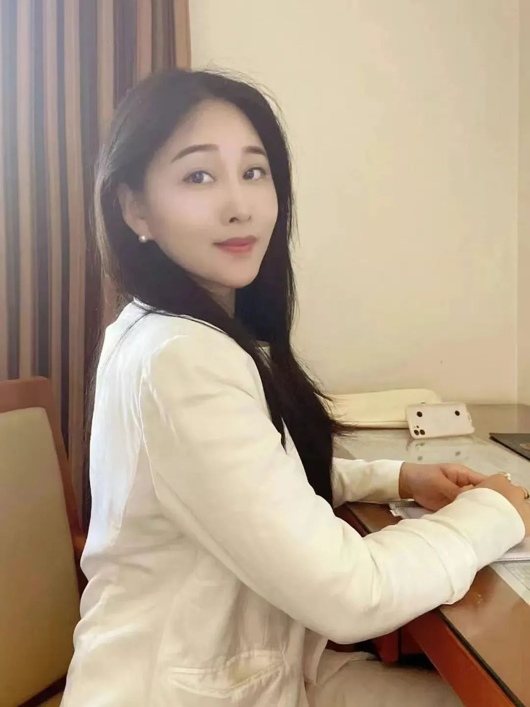 【作者简介：时晓，安徽宿州人，硕士，现居上海。鲁迅文学院第44届中青年作家高级研讨班学员，中作协会员，安徽文学艺术院签约作家。在《人民文学》《诗刊》《诗歌月刊》《安徽文学》《山东文学》《海燕》《红豆》《雨花》《扬子江诗刊》《延河》等杂志发表作品。获第十二届扬子江诗学奖·诗歌奖。短篇小说集《来去之间》入围2022年探照灯10月好书榜，入选2022年11月文艺联合书单。】