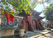 不止西南联大，一位作家对十所抗战内迁大学的追寻　　这是一场持续8年的行走，和十条穿越硝烟的迁徙之路。2017年春，四川作家聂作平……[详细]