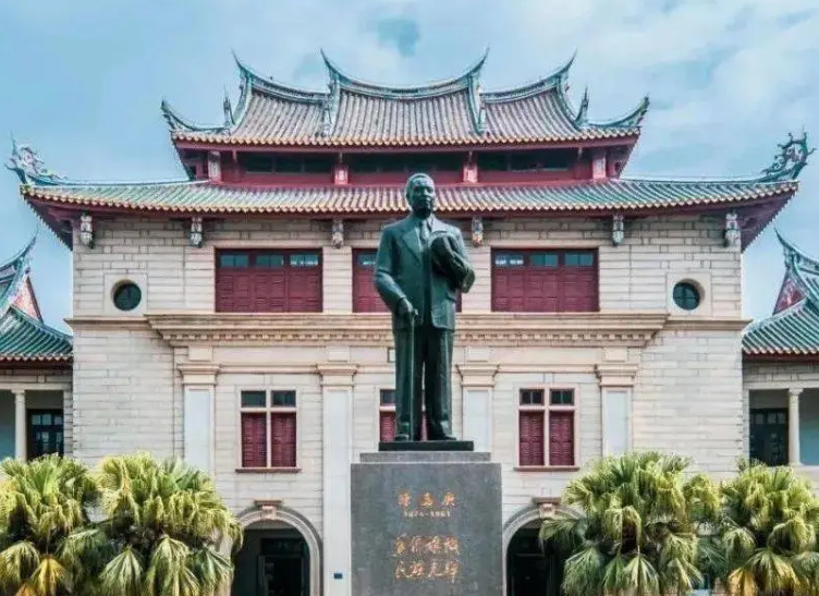 陈嘉庚1940年考察抗战中的中国大学　　陈嘉庚（1874—1961）是著名爱国华侨领袖，被毛泽东誉为“华侨旗帜，民族光辉”。[详细]