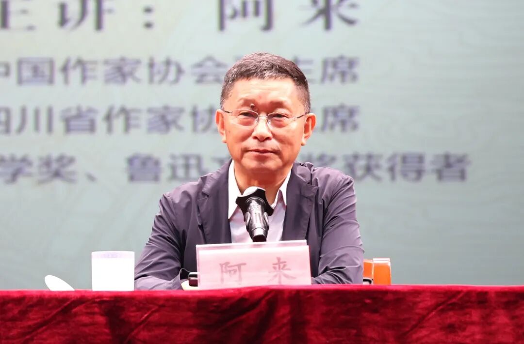 阿来为当地作者、读者带来一场题为《苏东坡与黄庭坚：两位文化巨人对中国文化的影响》的讲座