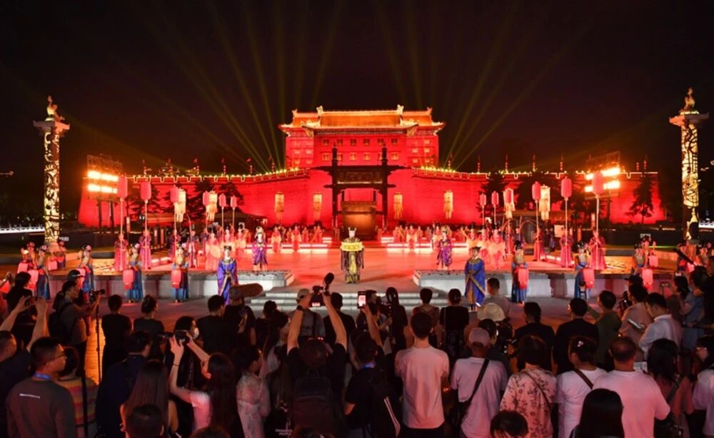 9月14日晚，一场充满唐韵的欢迎仪式在西安永宁门盛大开场，欢迎参加2025国际青春诗会的拉美诗人和中国诗人。